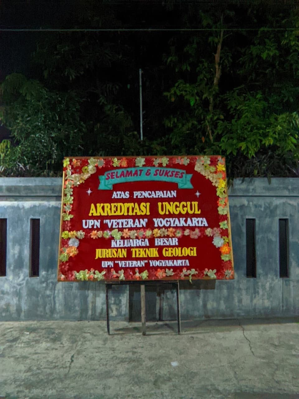 Karangan Bunga KAR-8X8DI – Karangan Bunga Outdoor | Sewa